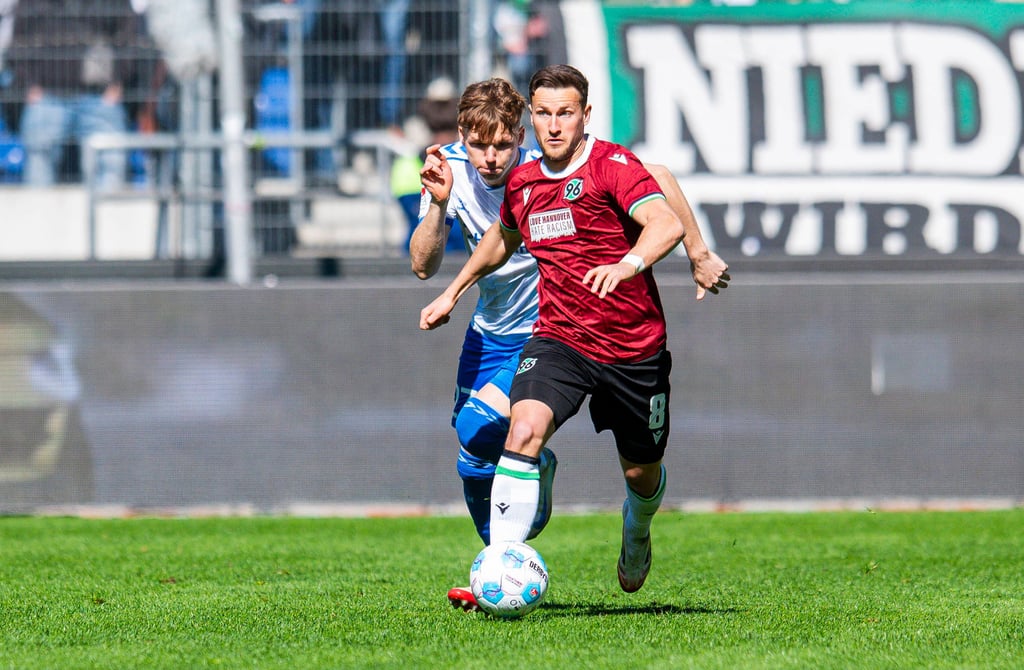 Philipp Hercher (hinten) und Co. lieferten sich ein umgekämpftes Duell mit Hannover um Enzo Leopold.