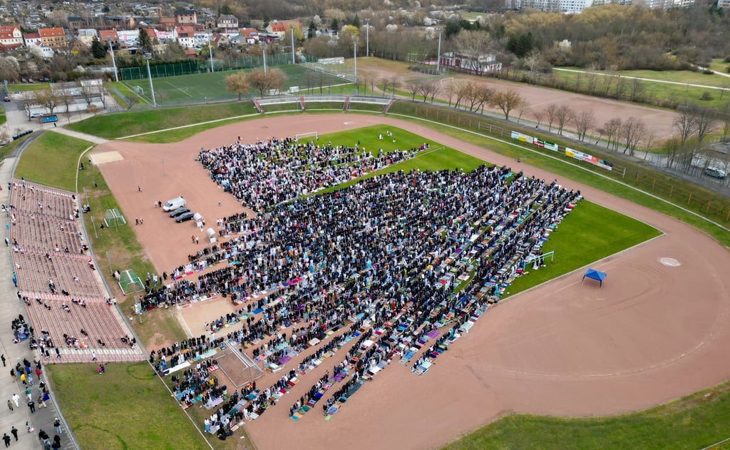 In einem Stadion in Halle (Saale) sind mehrere Tausend Muslime zusammengekommen, um das Ende des Fastenmonats Ramadan zu feiern.