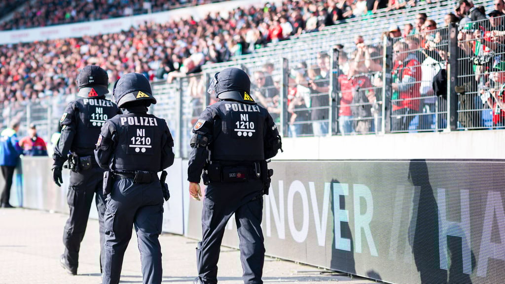 Polizei im Innenraum der Heinz-von-Heiden-Arena von Hannover 96 beim Spiel gegen Eintracht Braunschweig.