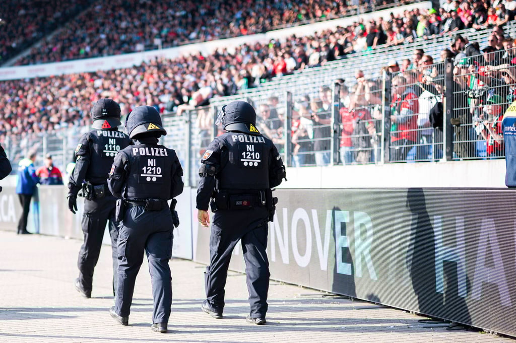 Polizei im Innenraum der Heinz-von-Heiden-Arena von Hannover 96 beim Spiel gegen Eintracht Braunschweig.