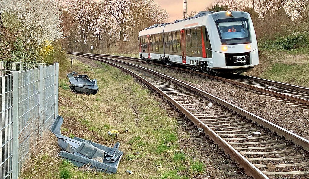 Eine Regionalbahn prallte am Haltepunkt Roschwitz auf eine schwere Streugut-Kiste, die bislang unbekannte Täter auf die Gleise geschmissen hatten.
