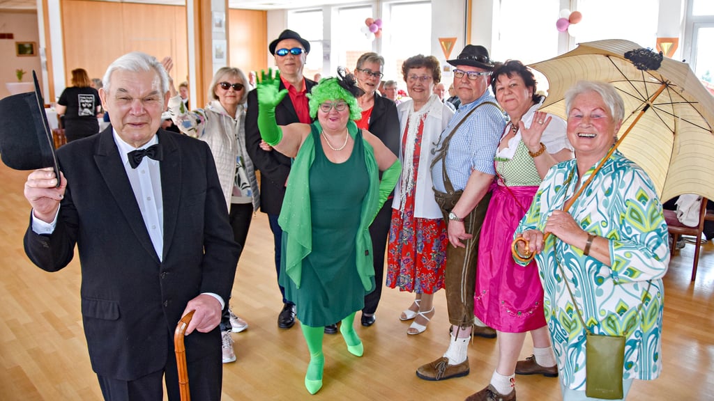 Günter Baake (v.l.), Gunda Bösche, Rüdiger Boßmann, Heidi Lemke, Sabine Boßmann, Christa Merker, Karsten und Kornelia Gadau sowie Heidemarie Schweickert präsentieren mit viel Spaß nostalgische, aber auch moderne Mode bei der Schau im Goldenen Löwen in Calvörde.