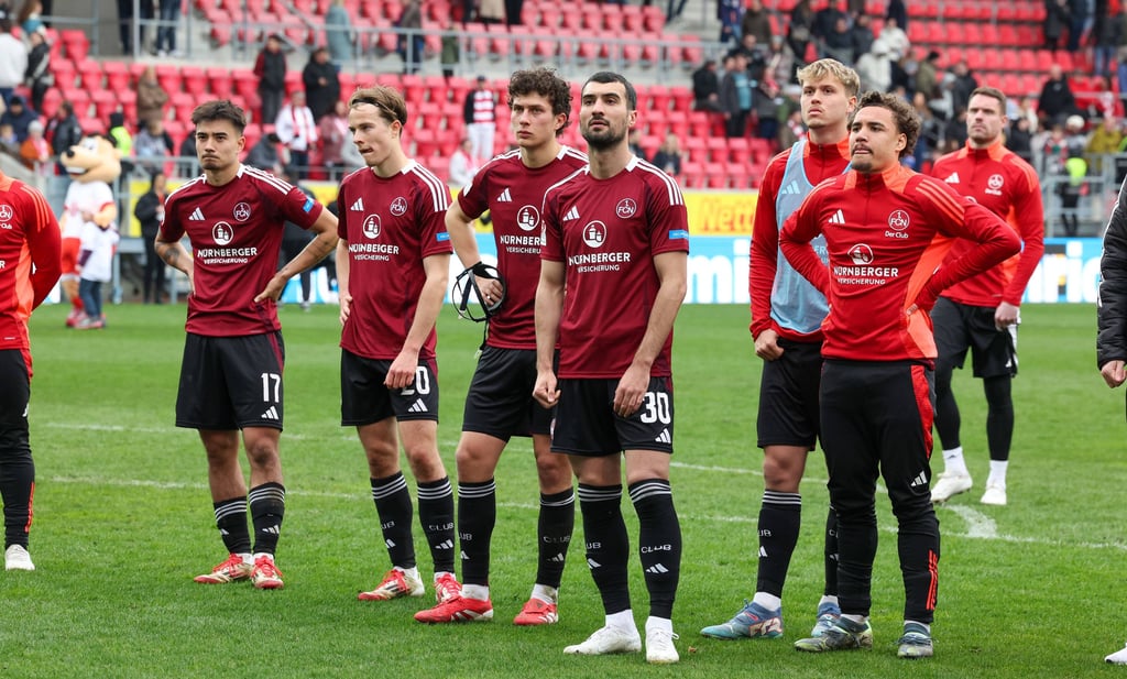 Die Nürnberger kassierten eine unerwartete Niederlage gegen Regensburg und haben damit kaum noch Chancen auf den Aufstieg in die Bundesliga.