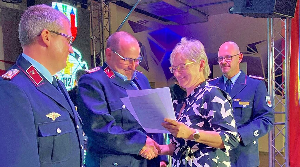 Stadtwehrleiter Tilo Timplan (von rechts) und Oberbürgermeisterin Silvia Ristow beförderten  Volker Harder (Ortsfeuerwehr Peißen) zum Hauptbrandmeister und Sandy René Czechowski (Ortsfeuerwehr Bernburg) zum Oberbrandmeister.