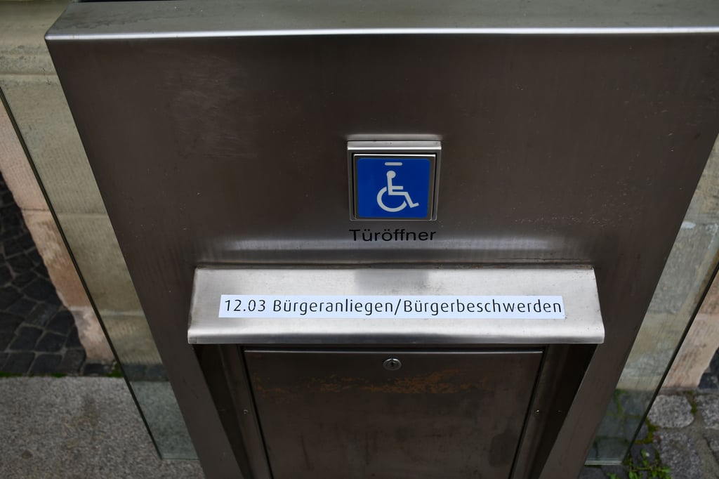 Am Rathaus in Magdeburg gibt es einen Briefkasten für Bürgerbeschwerden.