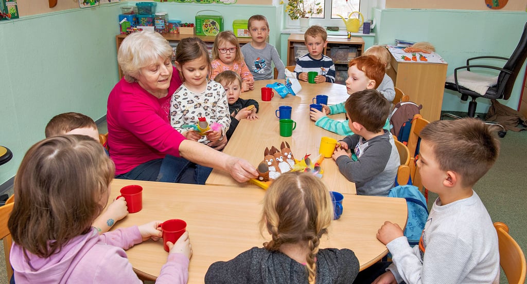 Die Reinsdorfer Kindertagesstätte „Reinsdorfer Landzwerge“ besuchen derzeit 18 Kinder, hier einige mit Leiterin Simone Becker.