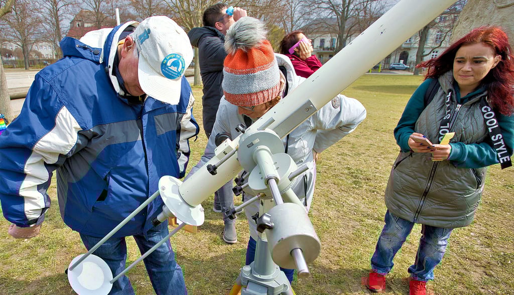 Damit die Augen keinen Schaden nehmen und möglichst viele Beobachter die Verdunklung sehen können, wird sie am Teleskop projiziert.