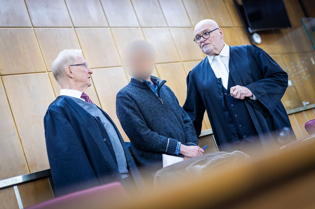 Der Angeklagte wurde zu siebeneinhalb Jahren Haft verurteilt. Sein Verteidiger Matthias Waldraff (rechts) hatte eine mildere Strafe gefordert. (Archivbild)