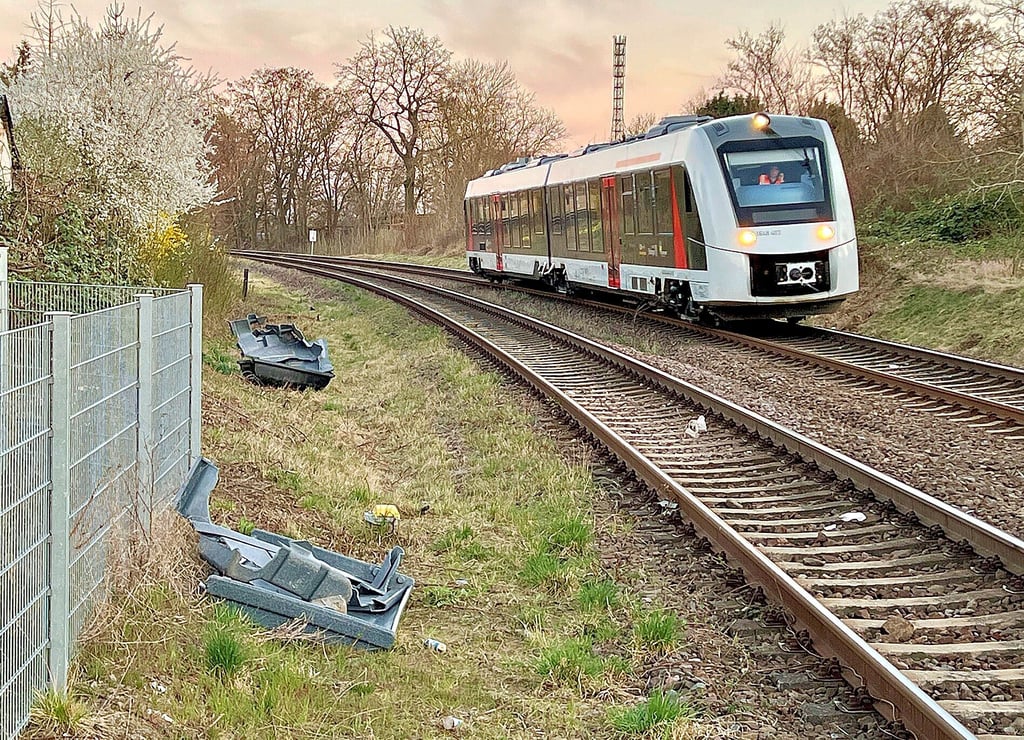 Eine Regionalbahn prallte am Haltepunkt Roschwitz auf eine schwere Streugut-Kiste, die unbekannte Täter auf die Gleise geschmissen hatten.