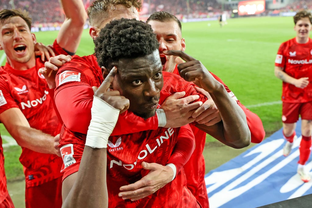 Ragnar Ache, Torjäger vom 1. FC Kaiserslautern, bejubelt seinen Treffer gegen Fortuna Düsseldorf.