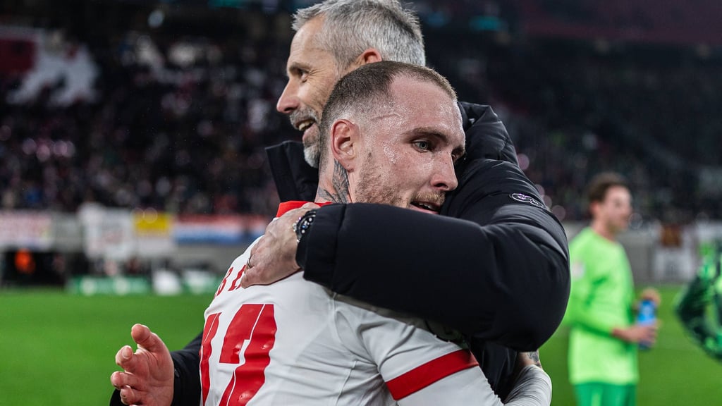 Freude bei&nbsp;David Raum (l.) und Marco Rose nach dem 1:0 gegen Wolfsburg im DFB-Pokal.