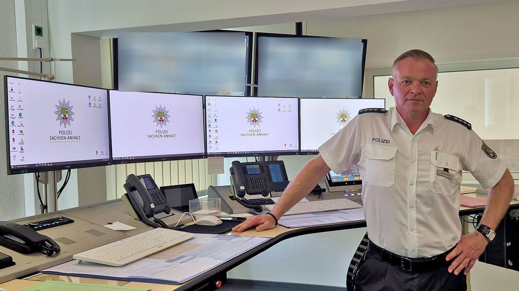 Marcus Klöckner, Leiter des Reviereinsatzdienstes in Stendal, stellt die modernisierte Polizeiwache vor. Aus Sicherheitsgründen sind die Monitore, auf denen Bilder der Überwachungskameras zu sehen sind, gepixelt.