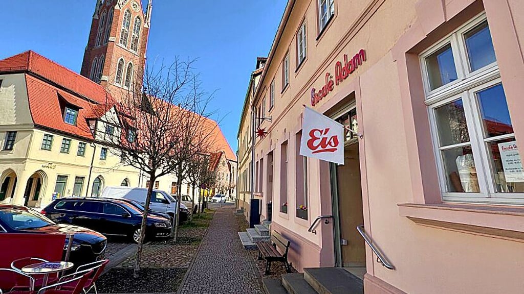 Mit Blick auf die Stadtkirche: Das traditionsreiche Eiscafé am Markt hat wieder geöffnet.