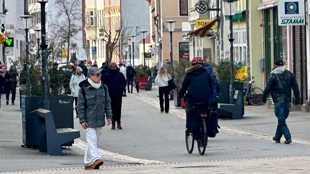 Die Schartauer Straße gilt als Hauptgeschäftsstraße in der Innenstadt von Burg. Hier wird überraschend ein gutgehendes Geschäft geschlossen.
