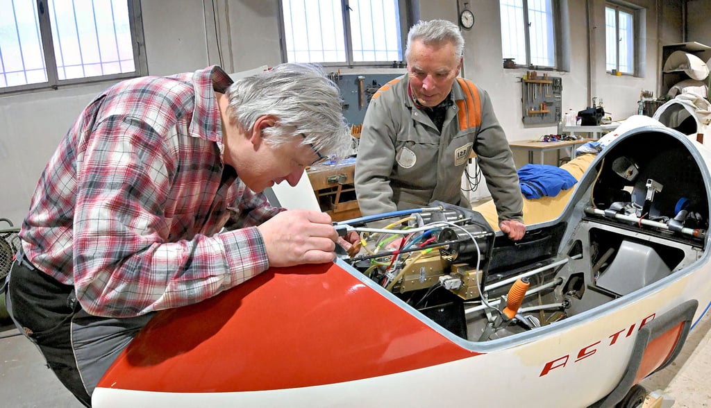 Gerry Truschkewitz und Hans Müller (rechts) bereiten die Flugzeuge für die anstehende Saison vor.