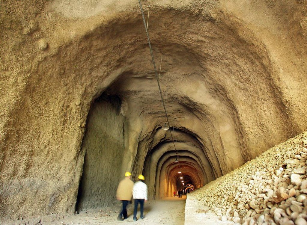 Besucher in dem kurzen begehbaren Stück des unterirdischen Stollensystems in den Thekenbergen bei Halberstadt. 