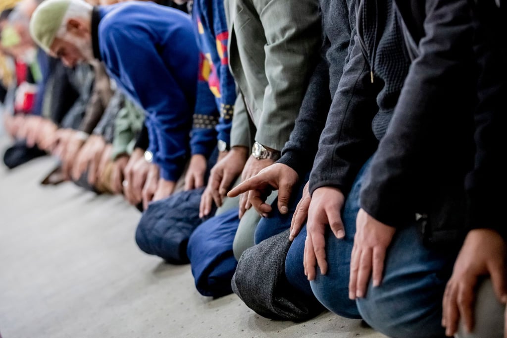 Etliche Muslime - hier Menschen beim Gebet - sehen sich in Berlin Diskriminierung und Anfeindungen ausgesetzt. (Archivbild)