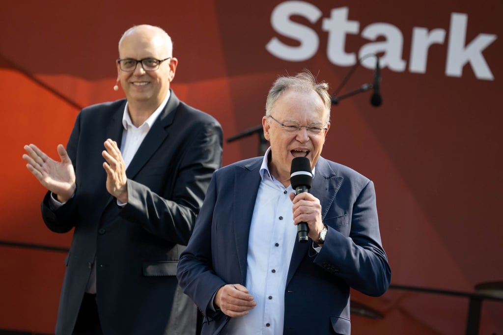 Bremens Bürgermeister Andreas Bovenschulte bedauert, dass Niedersachsens Ministerpräsident Stephan Weil sein Amt im Mai abgeben wird. (Archivbild)