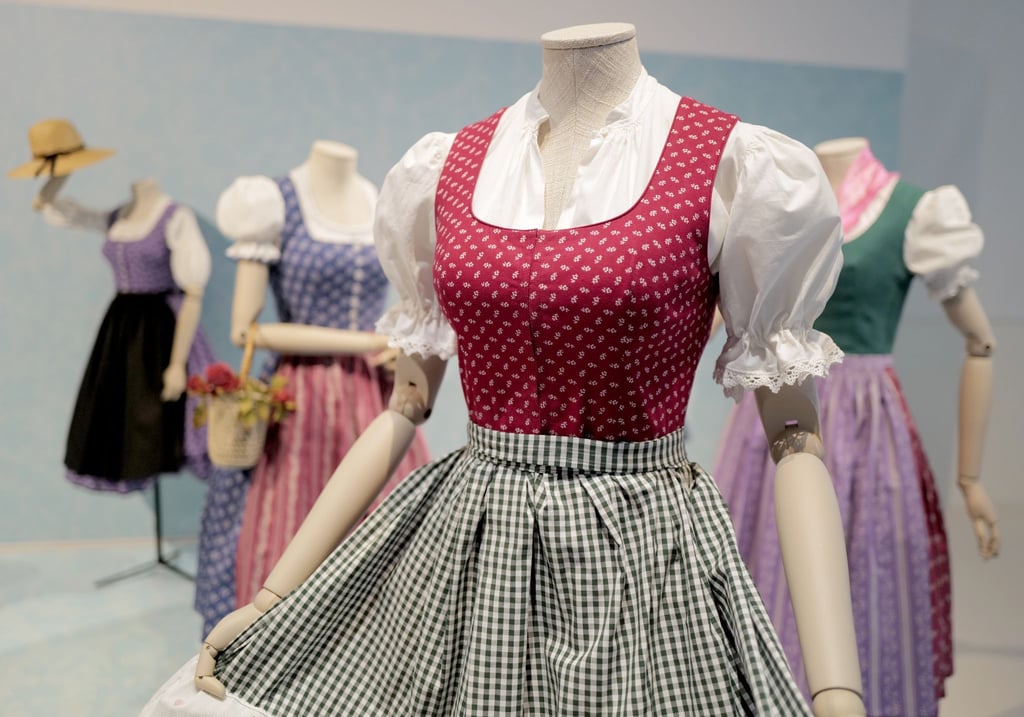 In der Sonderausstellung „Tradition goes Fashion!“ des Staatlichen Textil- und Industriemuseums in Augsburg werden Dirndl aus verschiedenen Jahrzehnten gezeigt.