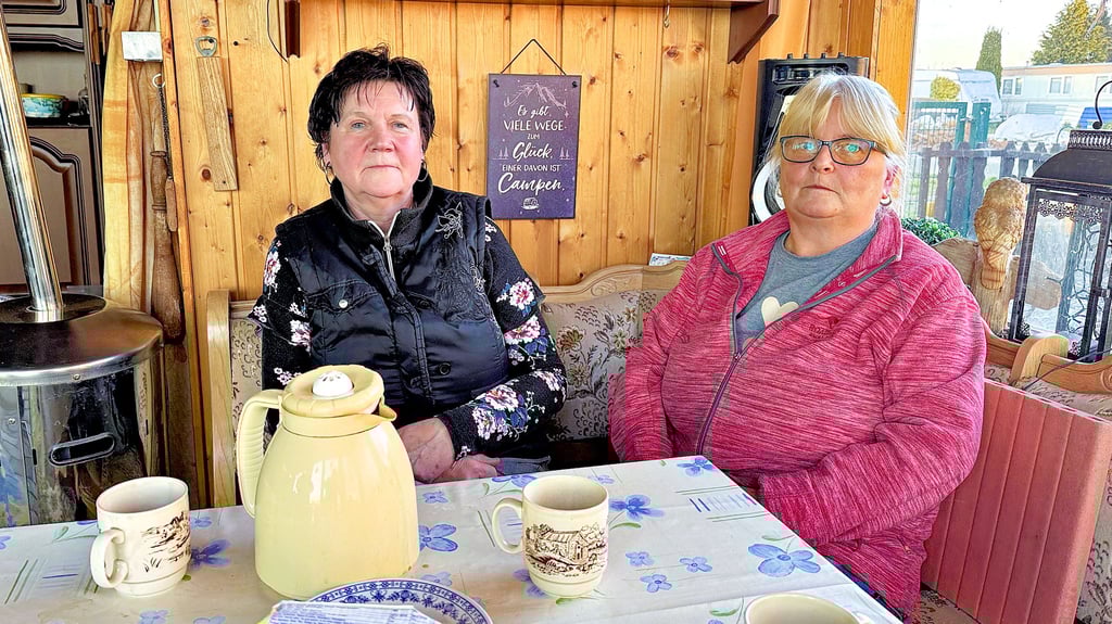 Die beiden Dauercamperinnen Birigt Bastian (l.) und Simone Kobbe kennen sich schon seit vielen Jahren. Sie sind entsetzt, dass am Schachtsee jetzt alles vorbei sein soll.