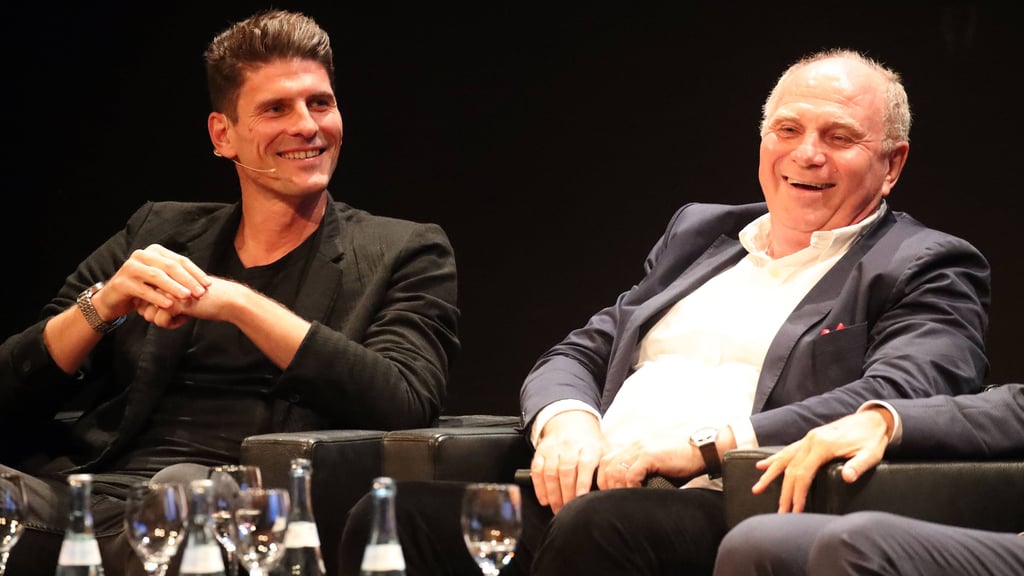 Ex-Bayern-Stürmer Mario Gomez und FCB-Aufsichtsratschef Uli Hoeneß bei einem Podiumsgespräch