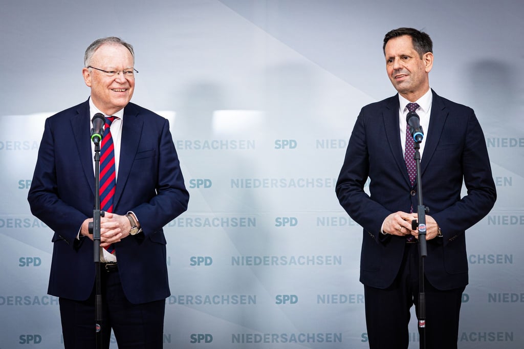 Wirtschaftsminister Olaf Lies (rechts) will als Nachfolger von Stephan Weil die rot-grüne Koalition in Niedersachsen fortsetzen.