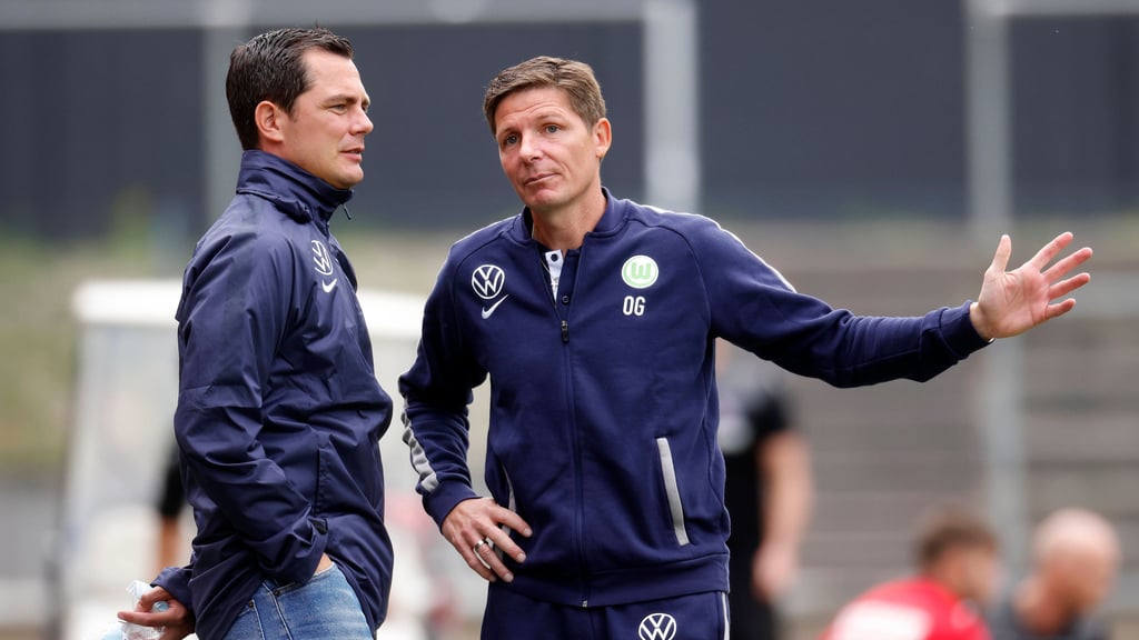 Szene aus dem Jahr 2020: Marcel Schäfer (l.) und der damalige Wolfsburg-Trainer Oliver Glasner im Gespräch.