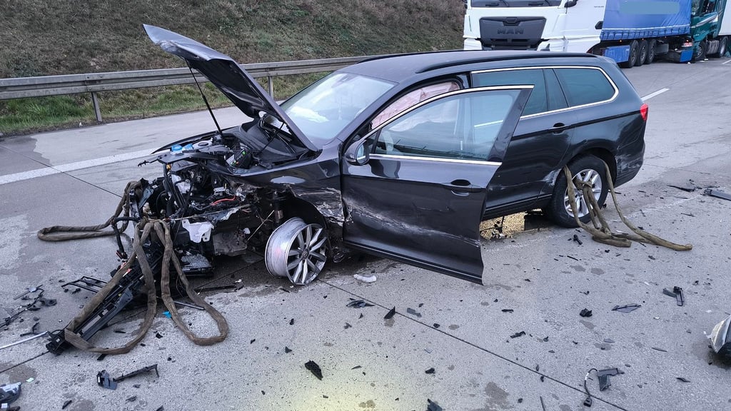 Nach einem schweren Lkw-Unfall landete ein Rettungshubschrauber auf der A36 bei Blankenburg.
