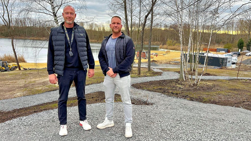 Nach Baumfällungen und Leitungsarbeiten folgten frischer Sand, befestigte Wege und die Fertigstellung des Parkplatzes für 188 Autos sowie zwei Behindertenparkplätze. Für Florian Seber (l.) und John Witteborn hört die Arbeit nicht auf.