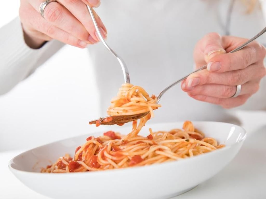 So nicht! Löffel sind beim Spaghetti-Essen tabu. Das und viel mehr werden die Gäste beim Knigge-Dinner erfahren.