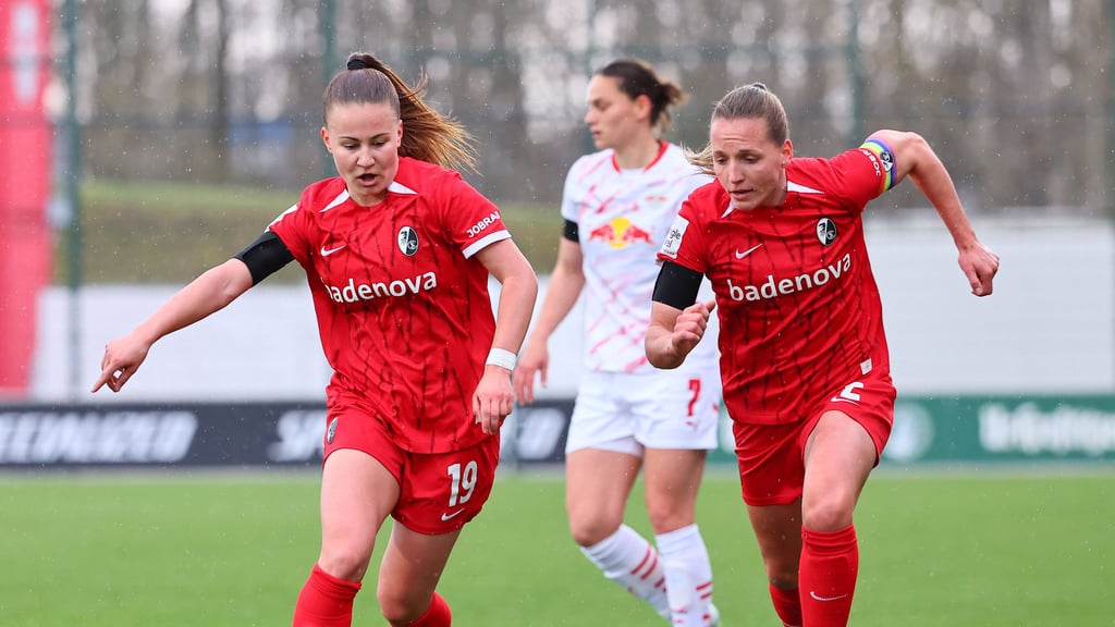 Annabel Schasching (l.) wechselt vom SC Freiburg zu RB Leipzig.