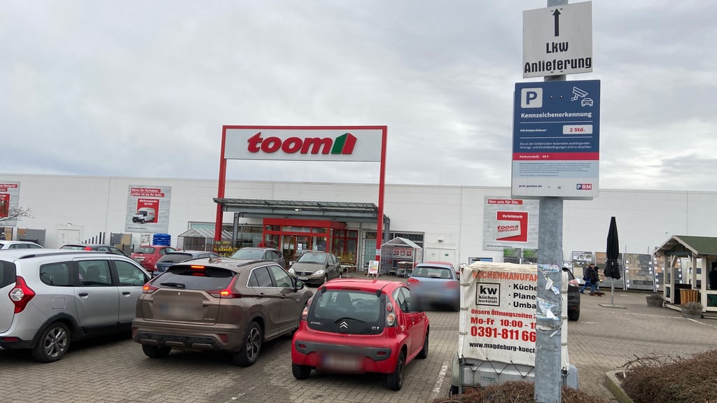 Auf dem Lidl- und Toom-Parkplatz an der Berliner Chaussee in Magdeburg ist das Parken für maximal zwei Stunden erlaubt. Danach droht ein Bußgeld.