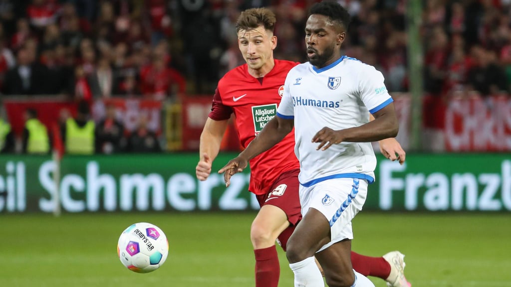 Daniel Hanslik: Leader und Top-Scorer vom 1. FC Kaiserslautern (li.) im Duell mit Magdeburgs Daniel Heber.