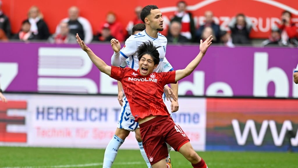 Daisuke Yokota im Duell mit Falko Michel: Der FCM-Spieler musste mit Gelb-Rot vom Platz, er hatte den Japaner nicht im Griff.