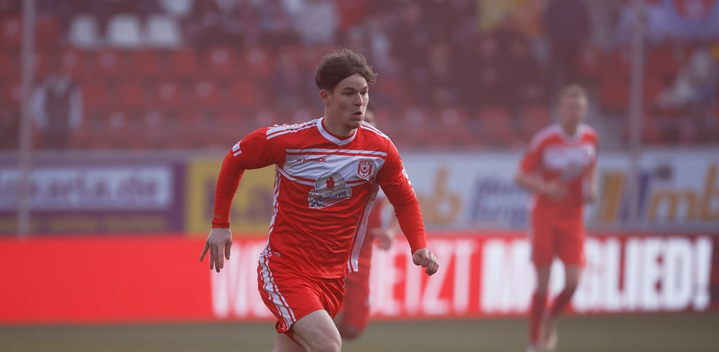 Elias Lorenz (r.) kam im Ostderby gegen den FSV Zwickau auf 22 Einsatzminuten