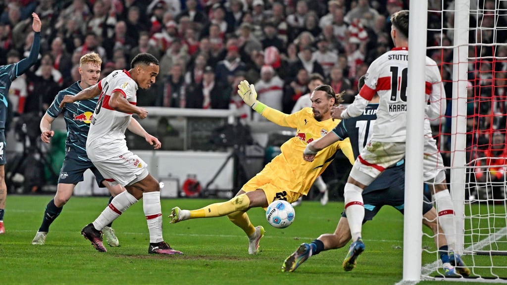 Der Todesstoß: Jamie Leweling trifft zum 3:1 für den VfB Stuttgart.