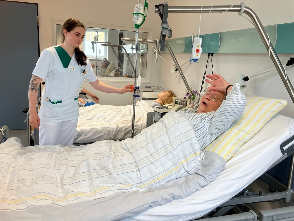 Im Skillslab des Helios-Bildungszentrums MSH in Sangerhausen stellt sich Angelika Winkelmann als Simulationspatientin zur Verfügung. Pflegeschülerin Sarah-Marie John gibt ihr Bestes, um der Patientin zu helfen.