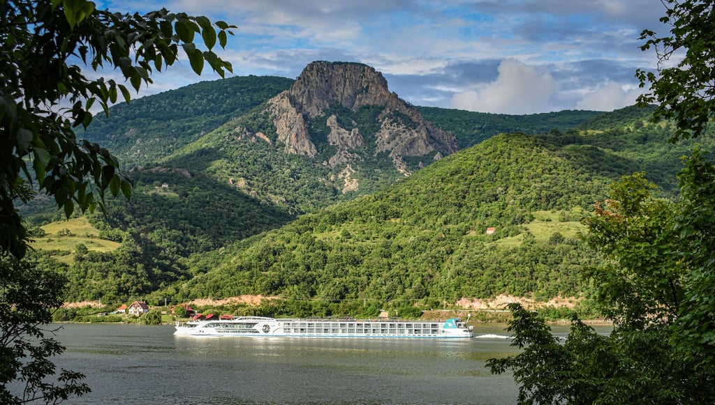Flusskreuzfahrt zwischen zwei Ländern: Über weite Strecken markiert die Donau die Grenze von Serbien und Rumänien.