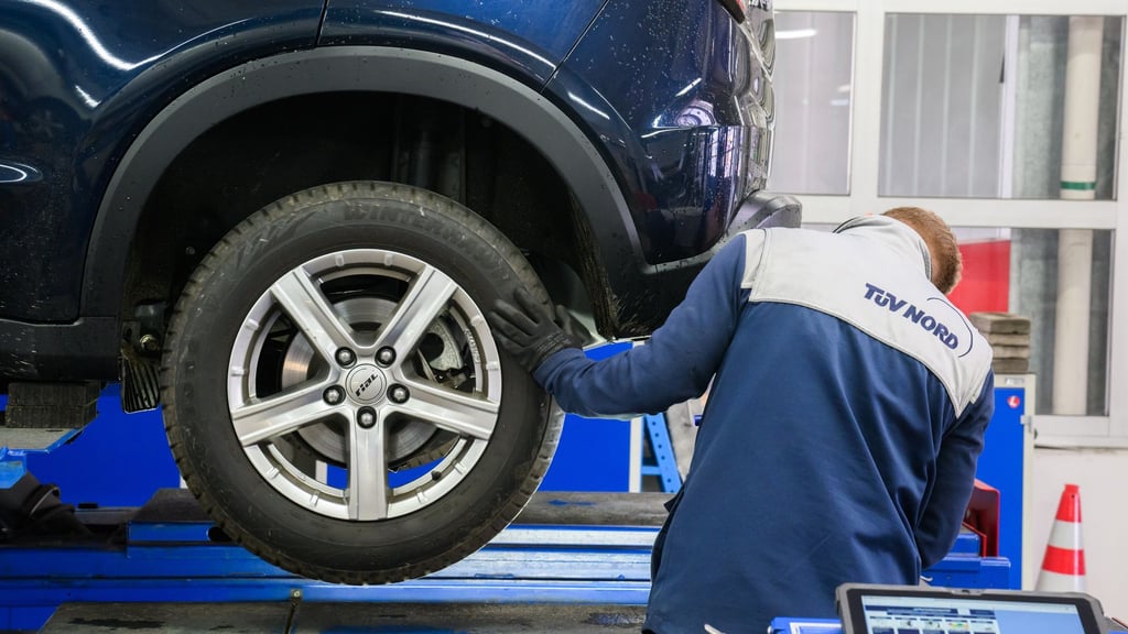 Alles in Ordnung? Bei der Hauptuntersuchung wird das Auto durchgecheckt. Foto: