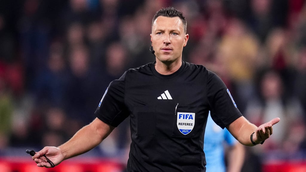 Sven Jablonski ist Schiedsrichter im Pokalspiel von RB Leipzig in Stuttgart.