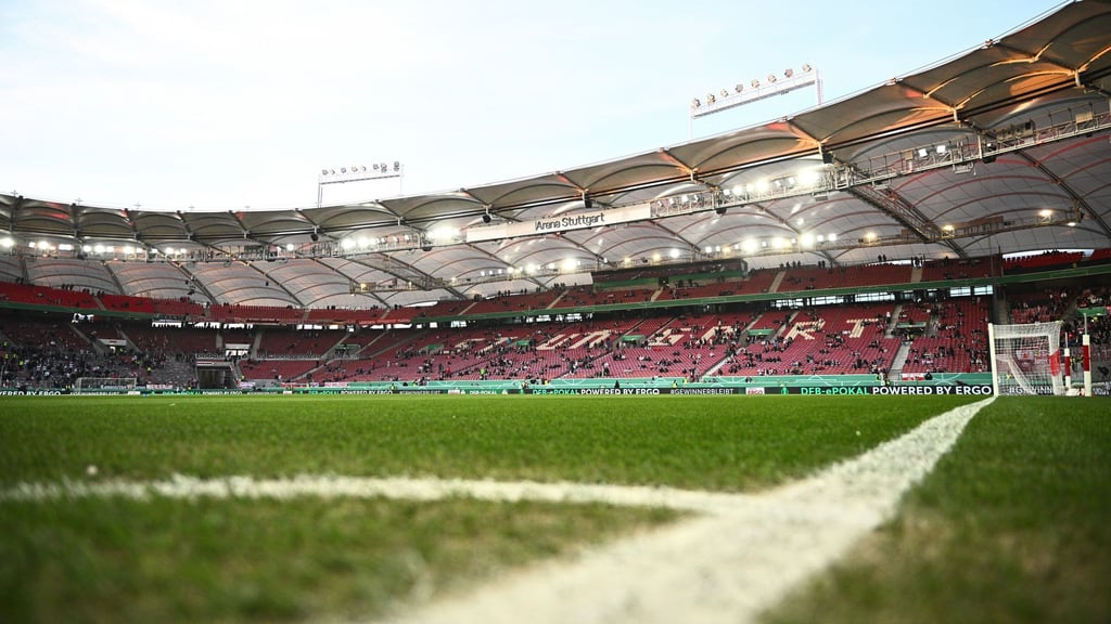Nach dem Pokalspiel in der Stuttgarter Arena sollen mehr als 100 Leipzig-Fans Ordnungskräfte und Polizeibeamte angegriffen haben.
