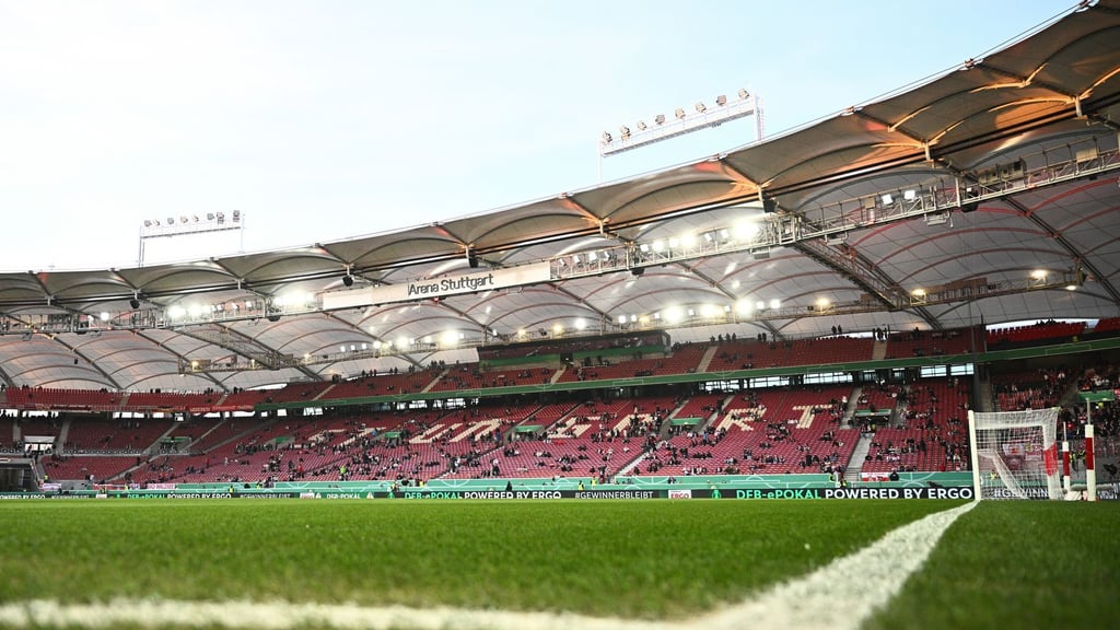 Nach dem Pokalspiel in der Stuttgarter Arena sollen mehr als 100 Leipzig-Fans Ordnungskräfte und Polizeibeamte angegriffen haben.