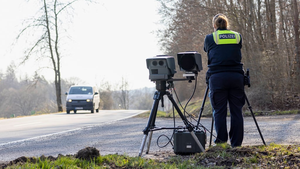 Auf der B184 zwischen Roßlau  und Dessau hat die Polizei die Geschwindigkeit von Autofahrern kontrolliert.