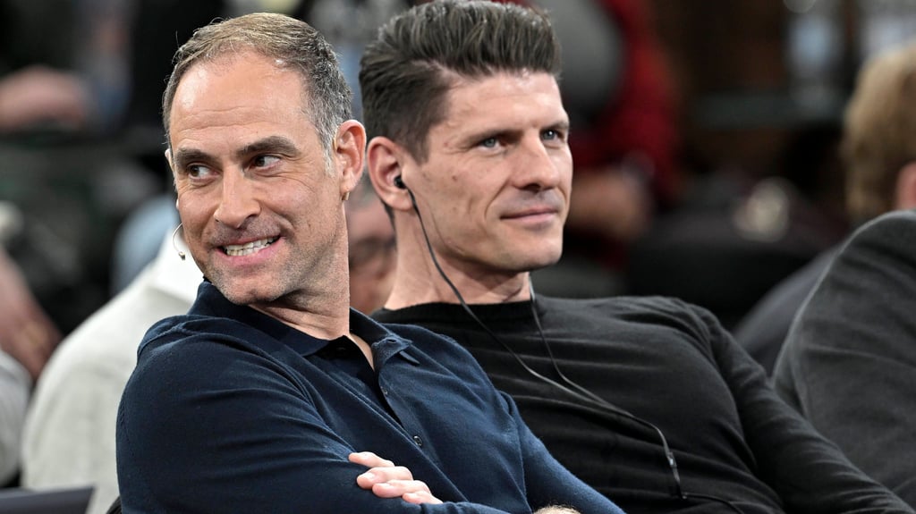 Red-Bull-Geschäftsführer Oliver Mintzlaff und Global Soccer Mitarbeiter Mario Gomez (r.)