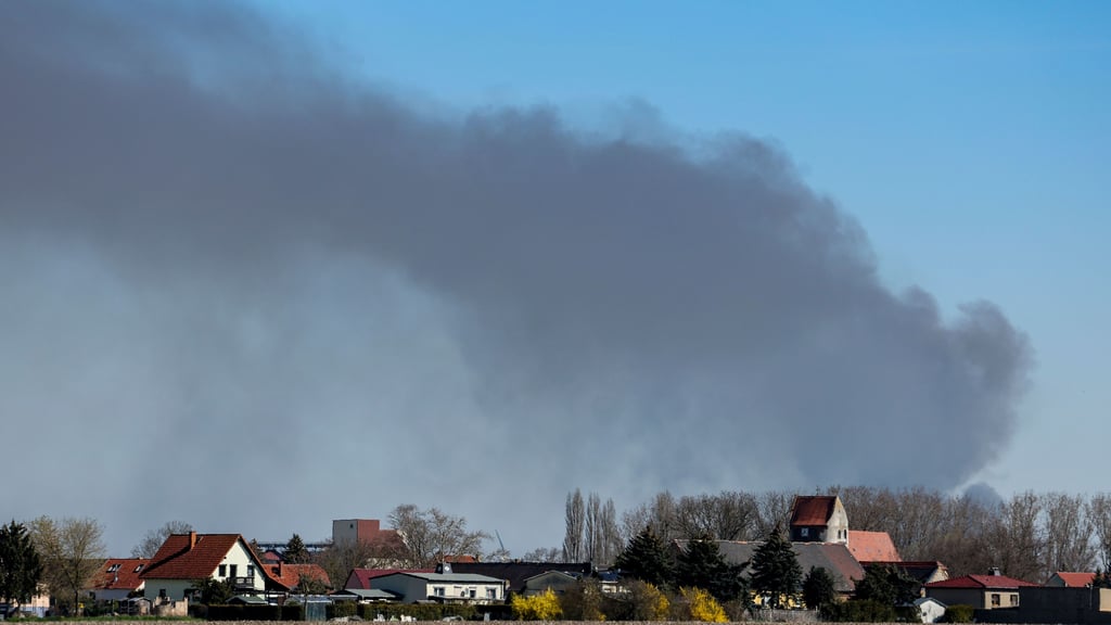 Die Rauchwolke eines Brandes in einer Abfallentsorgungsanlage in Delitzsch ist aus mehreren Kilometern Entfernung zu sehen.