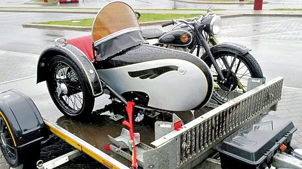 Die Polizei findet mehrere der gestohlenen Motorräder in einer Halle im Burgenlandkreis. Doch das gestohlene Simson Awo 425 Touren-Gespann bleibt verschwunden.