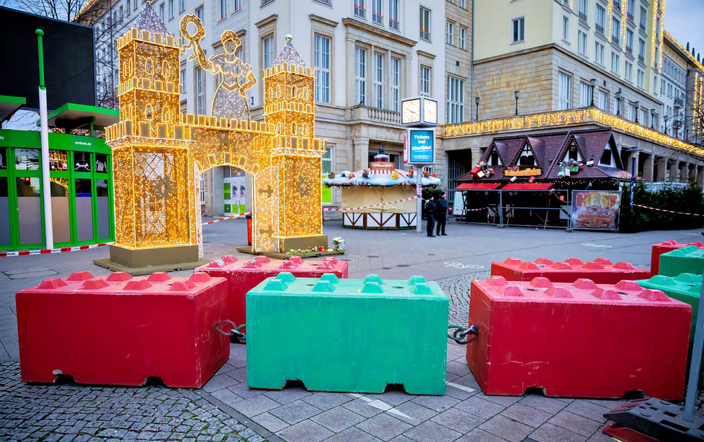 Betonblöcke mit Schäkelverbindungen vor dem Weihnachtsmarkt: Ob es in Zufahrten Ketten hätte geben müssen, ist strittig.