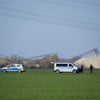 Auch am Boden waren Beamte unterwegs, um ein auffälliges Fahrzeug im Landkreis Anhalt-Bitterfeld zu verfolgen.