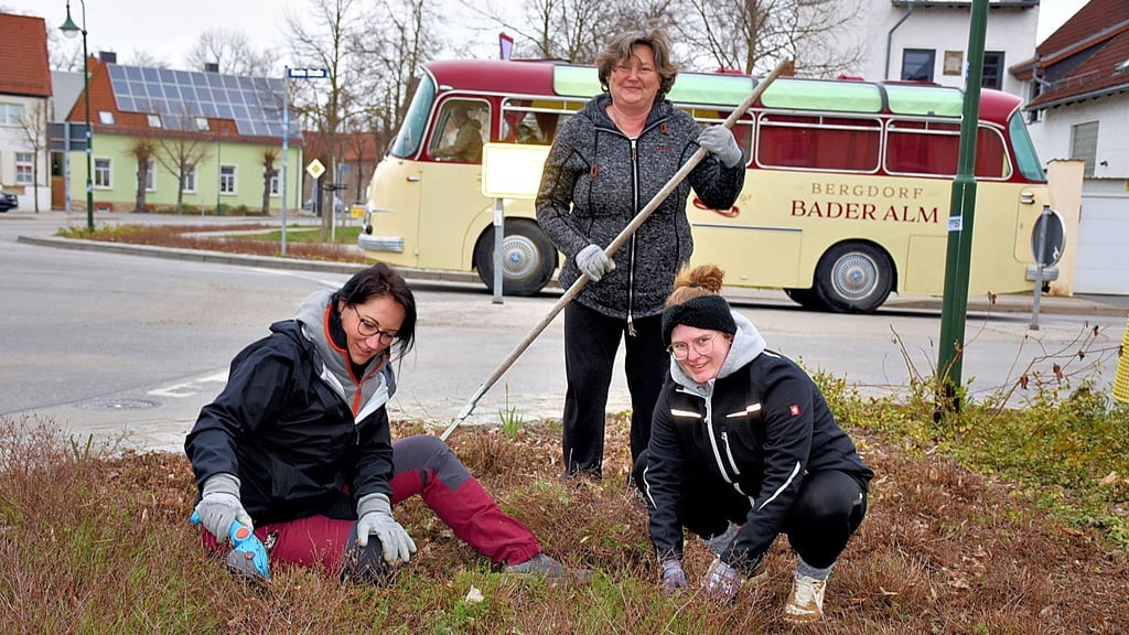 Am Kreisverkehr in Westeregeln säuberten Christin Sens (links), Kirsten Weber und Nadine Henneberg (rechts) die Grünanlagen.