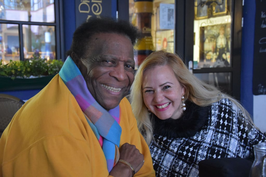 Entertainer Roberto Blanco und seine Frau Luzandra sind in Magdeburg unterwegs.